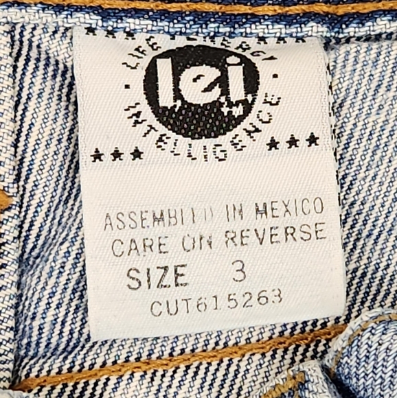 L.E.I 100% Cotton Light Wash Flare Jeans. - Picture 5 of 12